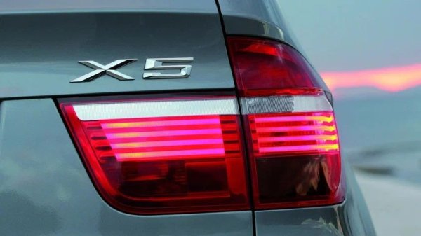 Системата Dynamic Drive с електрохидравличния си стабилизатор често се поврежда на предния мост. Типичните симптоми включват нестабилно завиване, значително накланяне, необичайни шумове отпред и поява в паметта на грешки в окачването.

Какво да се направи

Проблемът обикновено е свързан с теч или повреден контролен модул. Диагностицирането на кодовете за грешки и проверката на системното налягане е първата стъпка. Подмяната на стабилизатора е скъпа, така че навременната превантивна поддръжка и внимателният стил на шофиране са от съществено значение.
